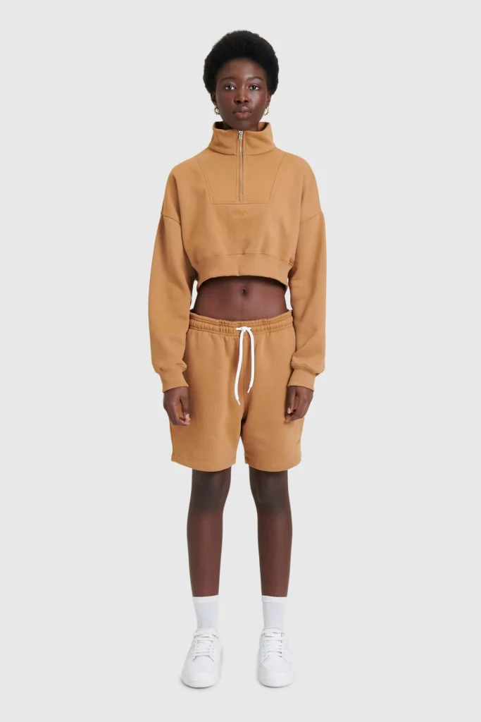 modelo usando bermuda moletom com moletom cropped modelo usando bermuda moletom com moletom cropped