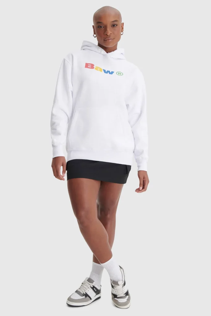 modelo com saia curta preta + blusão moletom modelo com saia curta preta + blusão moletom
