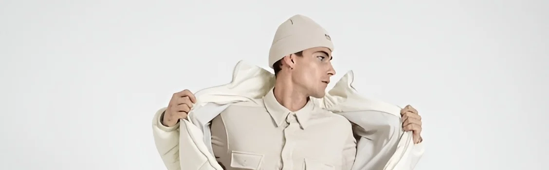 modelo usando look all white com sobreposição de jaqueta e camisa