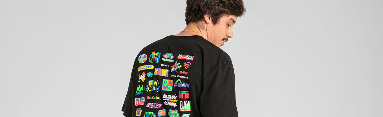 Banner modelo com camisa com estampas