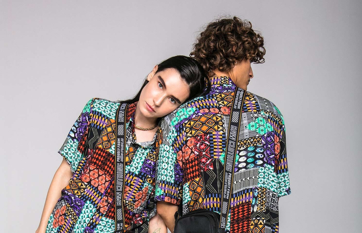 modelos com roupas coloridas