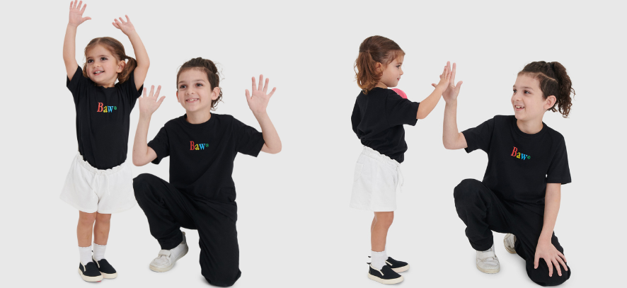 Crianças alegres brincando com camiseta colorida