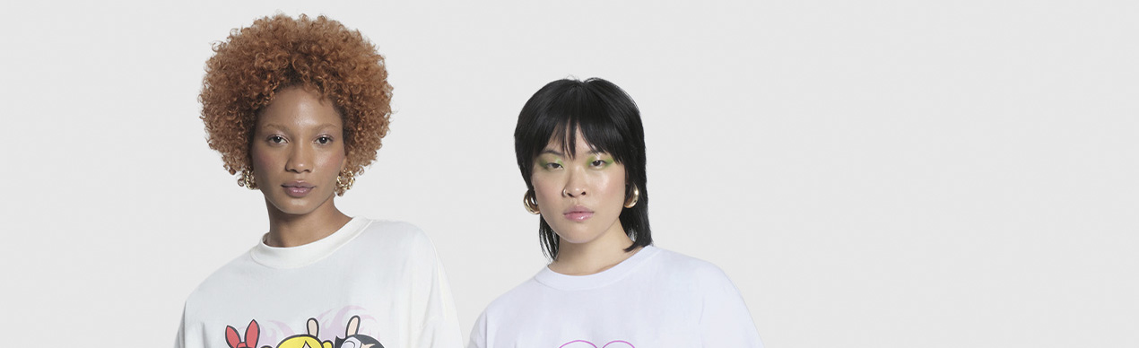 Duas mulheres usando camisetas coloridas e estilosas