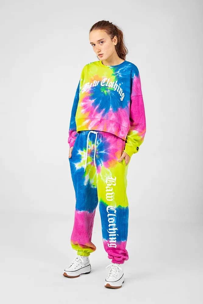 Modelo com roupa colorida