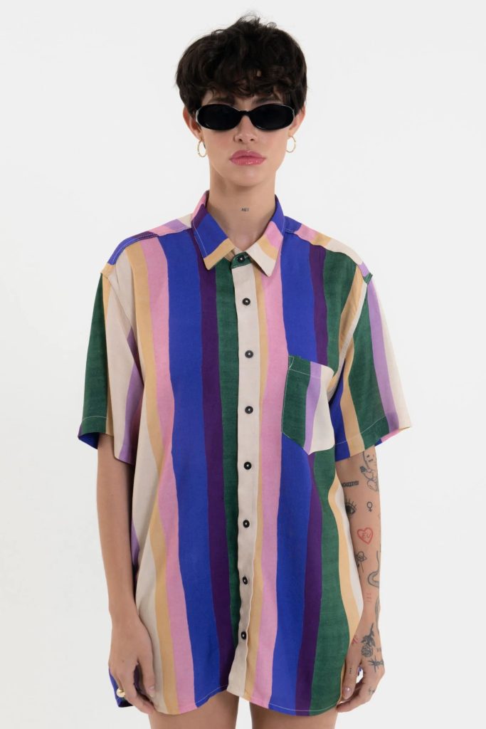 modelo com camisa colorida aberta