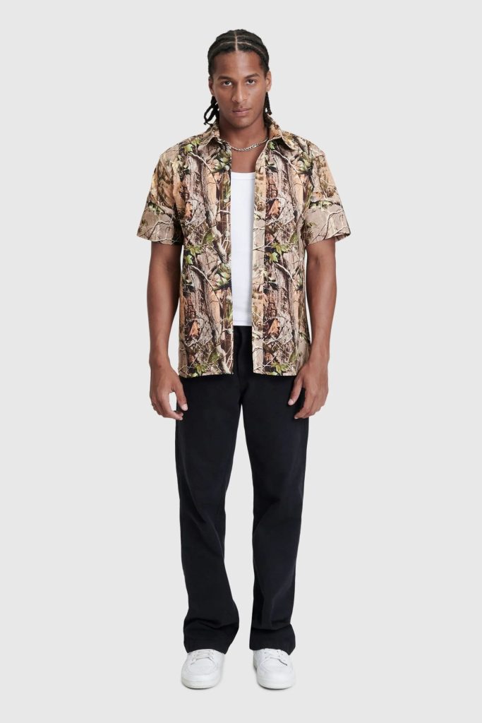 Modelo com camisa estampada de botões aberta