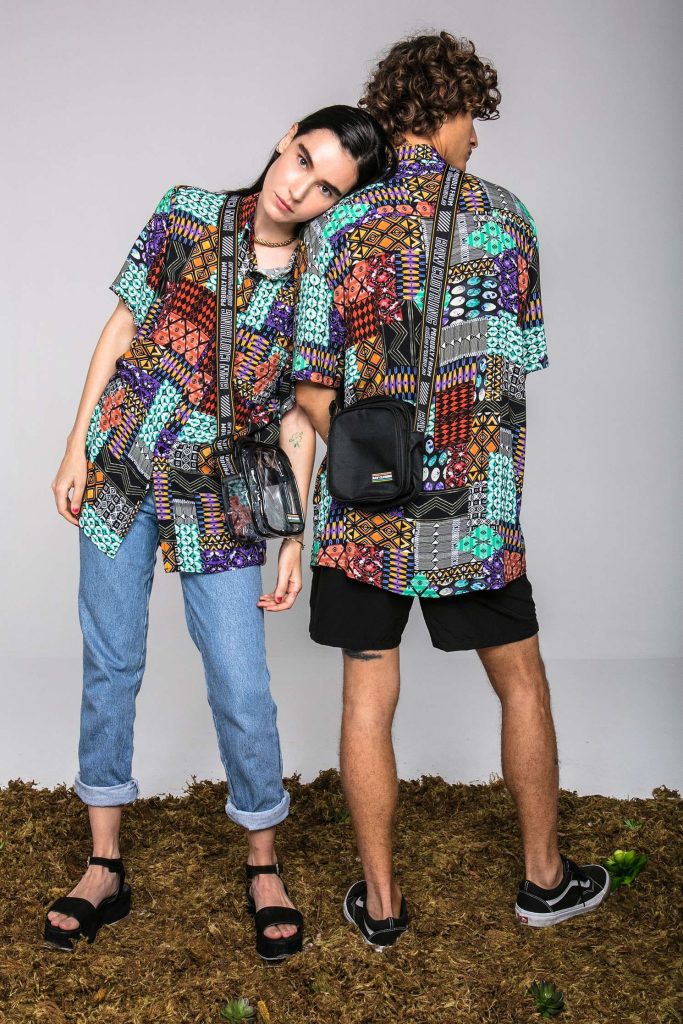 2 modelos com camisa estampada colorida
