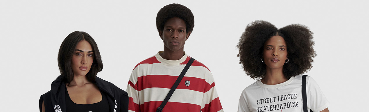 Três modelos estilosos usando roupas modernas.