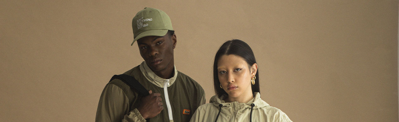 Modelo masculino e feminino com roupas casuais modernas