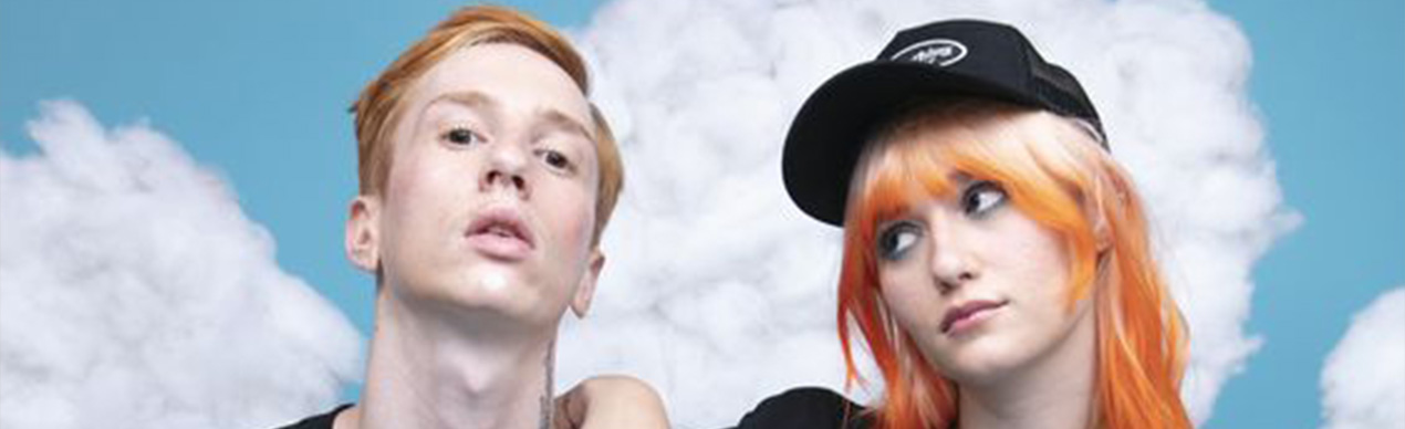 Dois jovens usando camisetas da marca Halo Clothing.