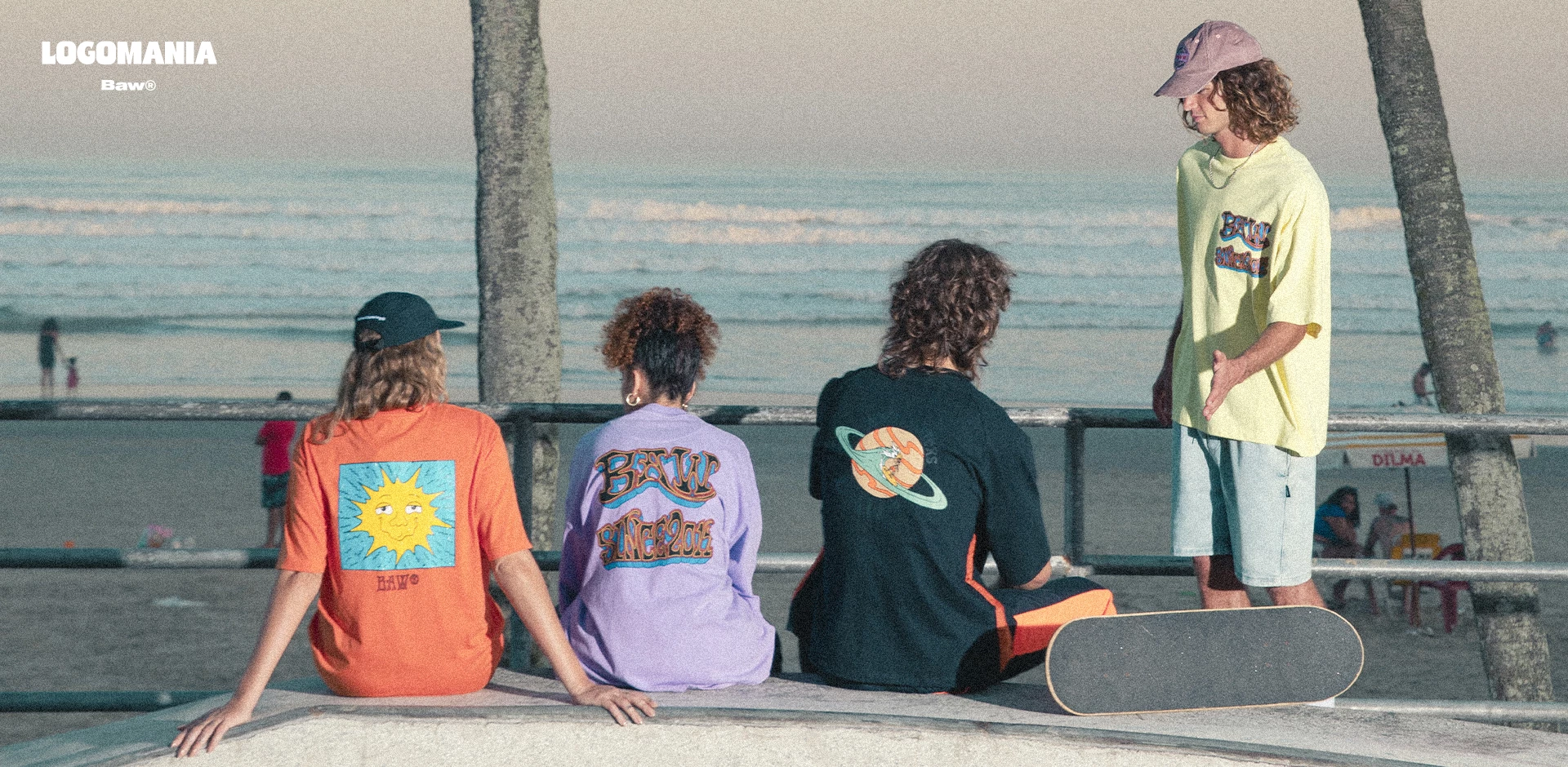 Grupo de jovens vestidos com camisetas em praia