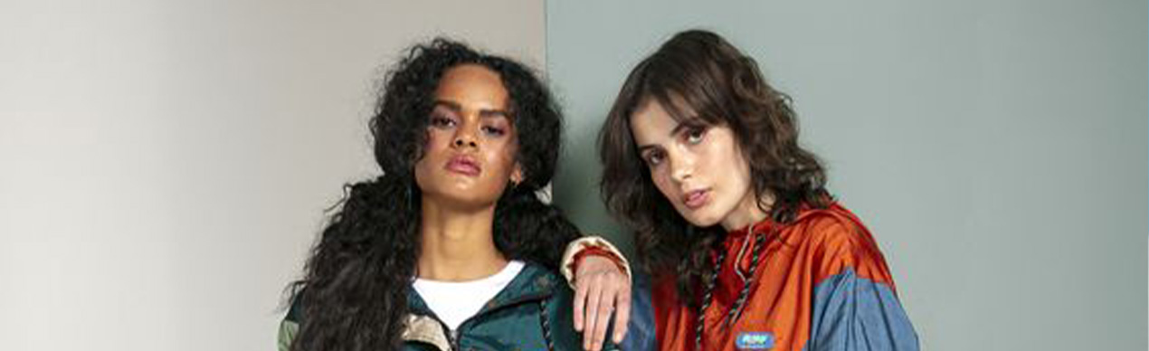 Duas modelos com roupas modernas e estilosas