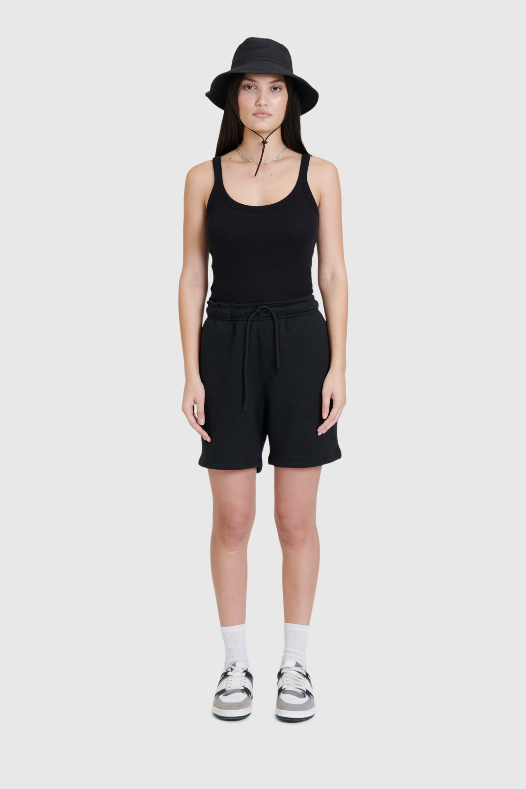 modelo com shorts e regata preta