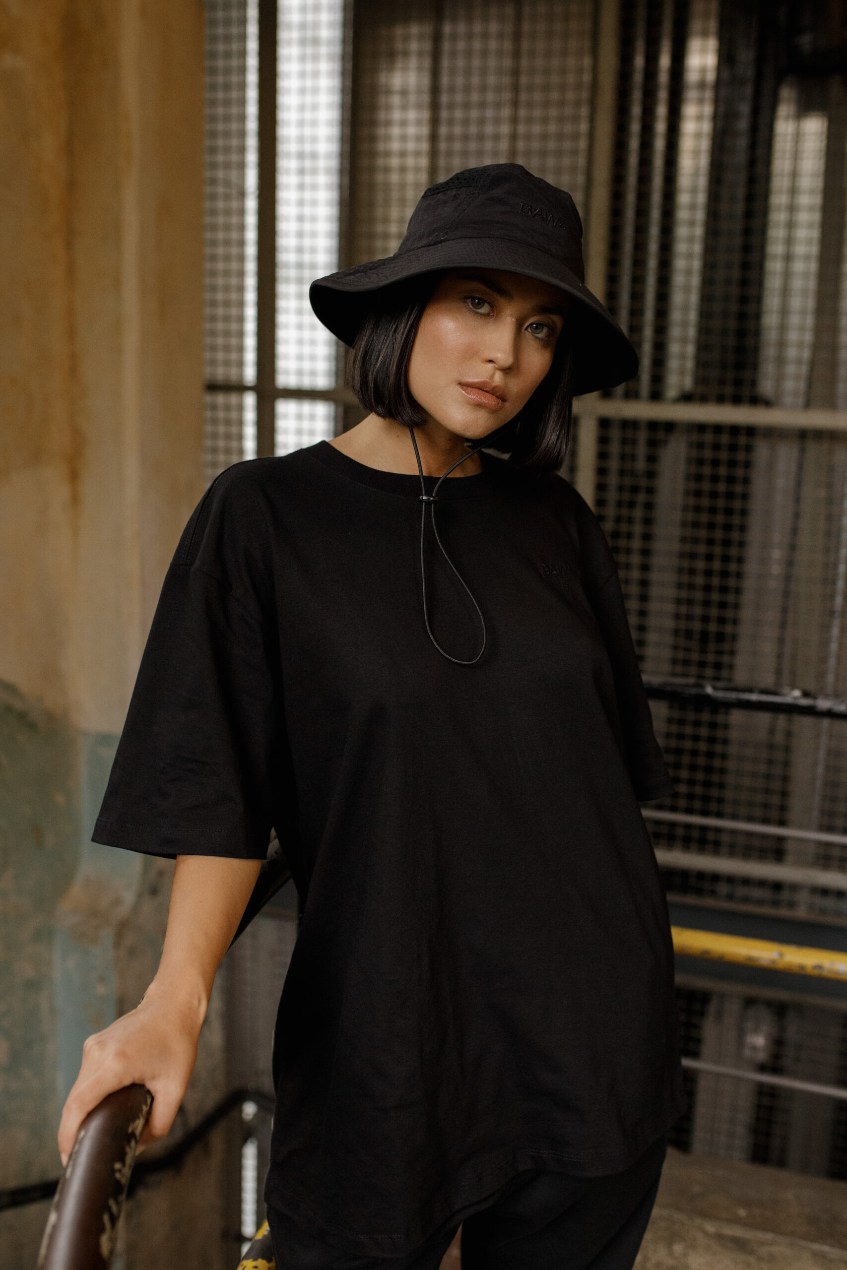 modelo com look all black da baw