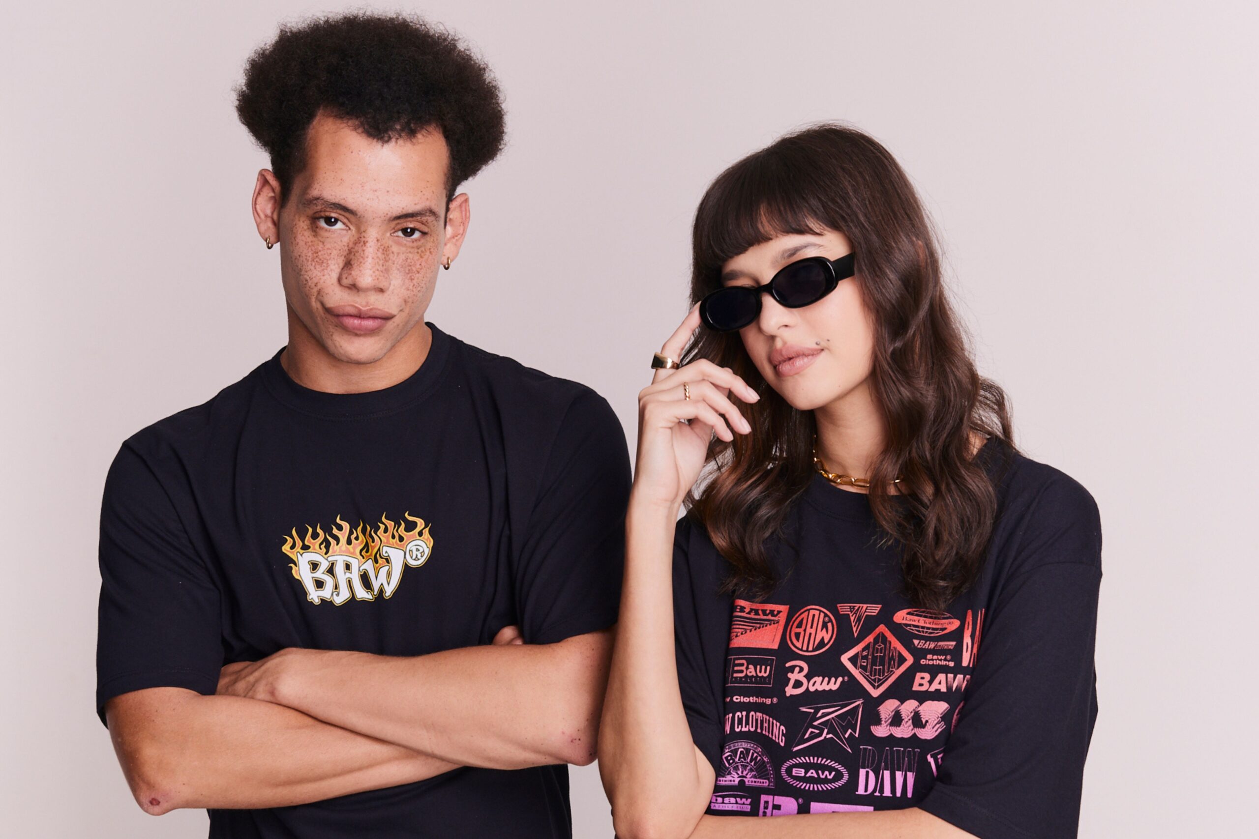 modelo masculino e feminino com roupas pretas