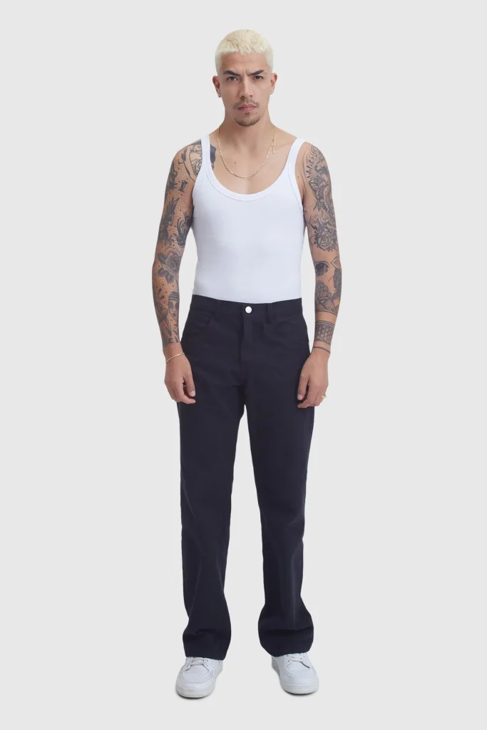 Calça jeans e camisa branca