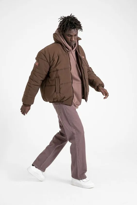modelo usando moletom marrom combinado com jaqueta puffer