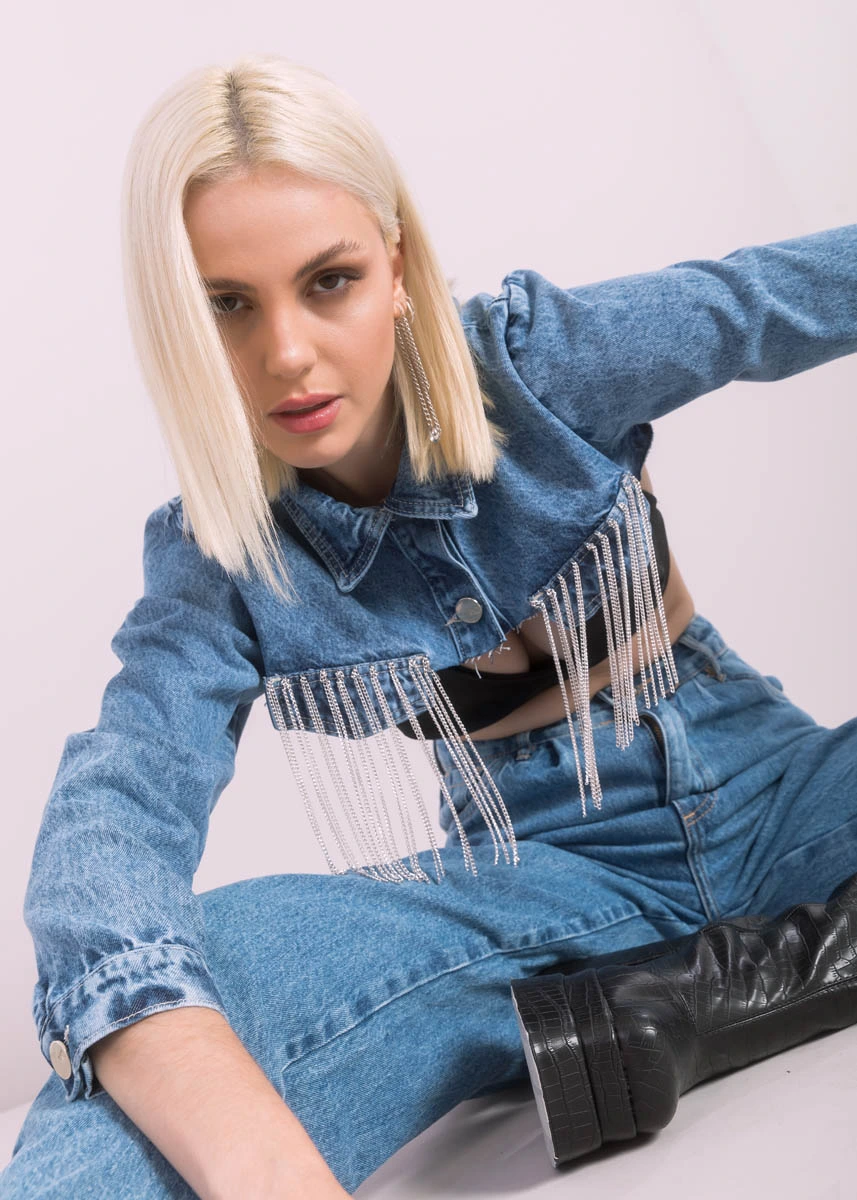 modelo usando jaqueta jeans com strass pendurado