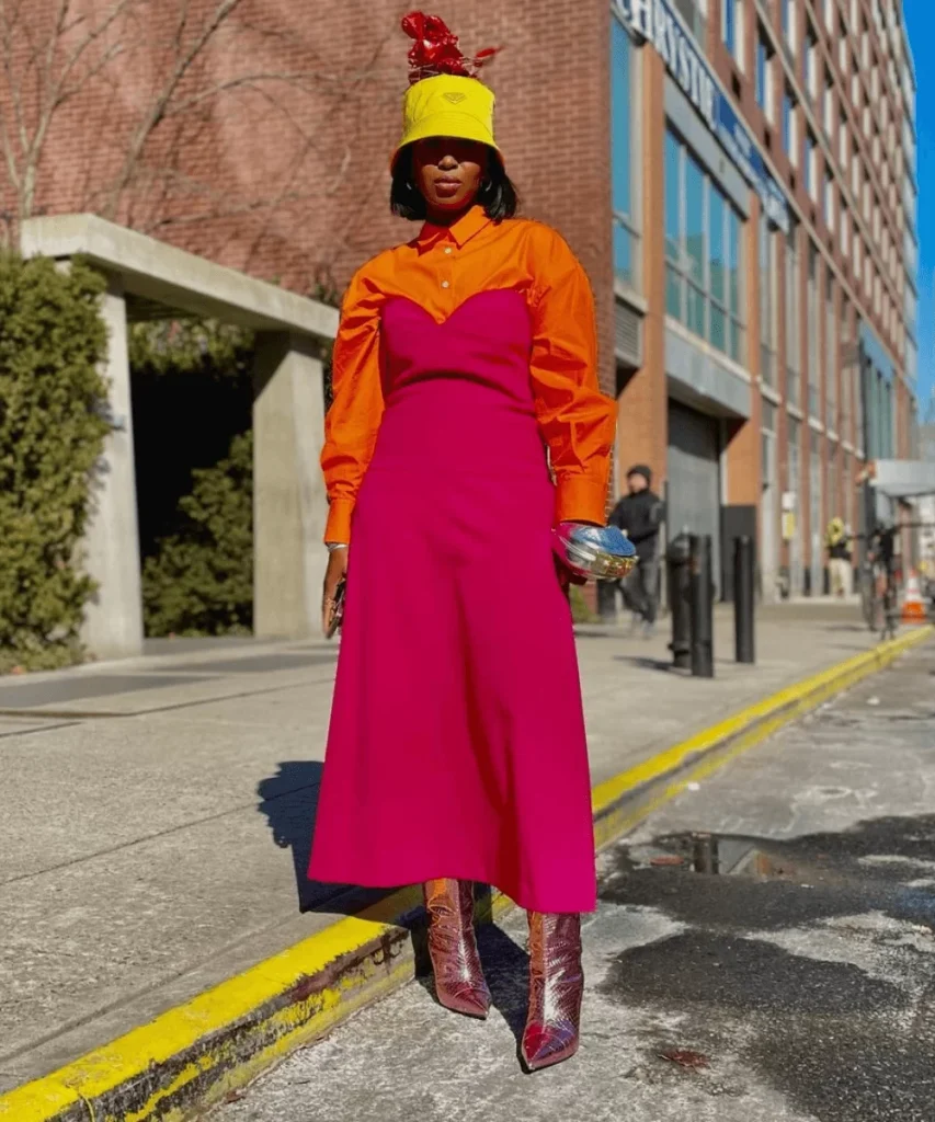 modelo usando vestido amplo longuete pink com camisa laranja