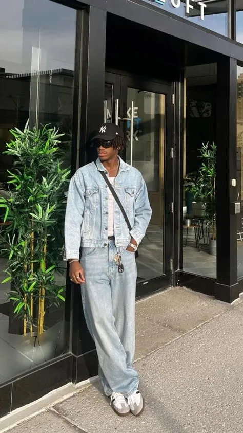 modelo com look all denim com jaqueta e calça jeans em lavagem clara