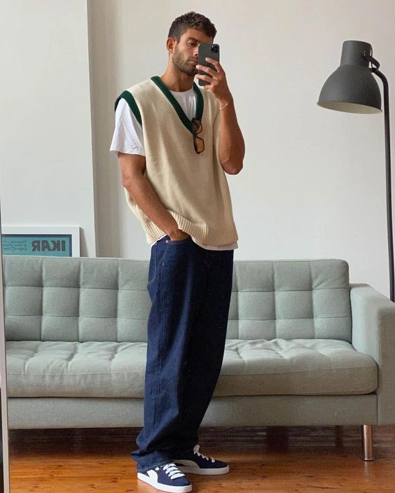 modelo usando pullôver de tricô sobre camisa branca