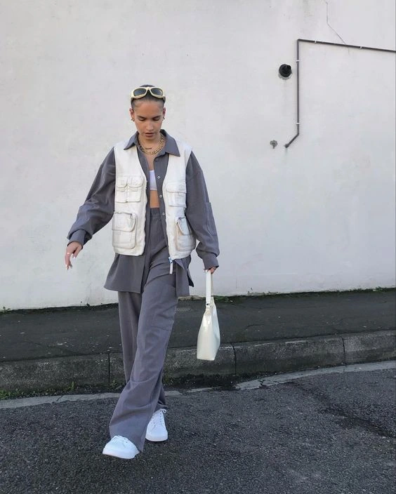 modelo feminino usando colete em look com sobreposição de roupa em pelas oversized