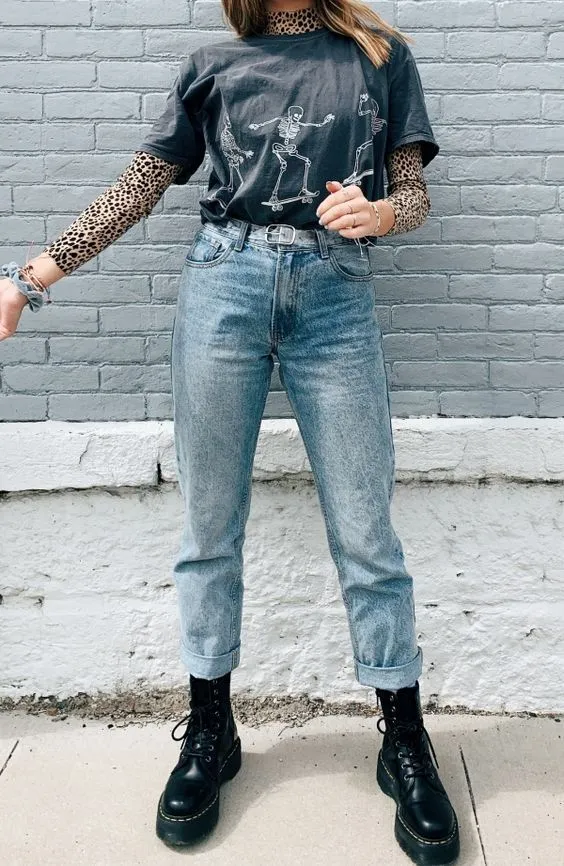 Modelo usando blusa segunda pele de animal print em look street jeans com camiseta preta e cinto