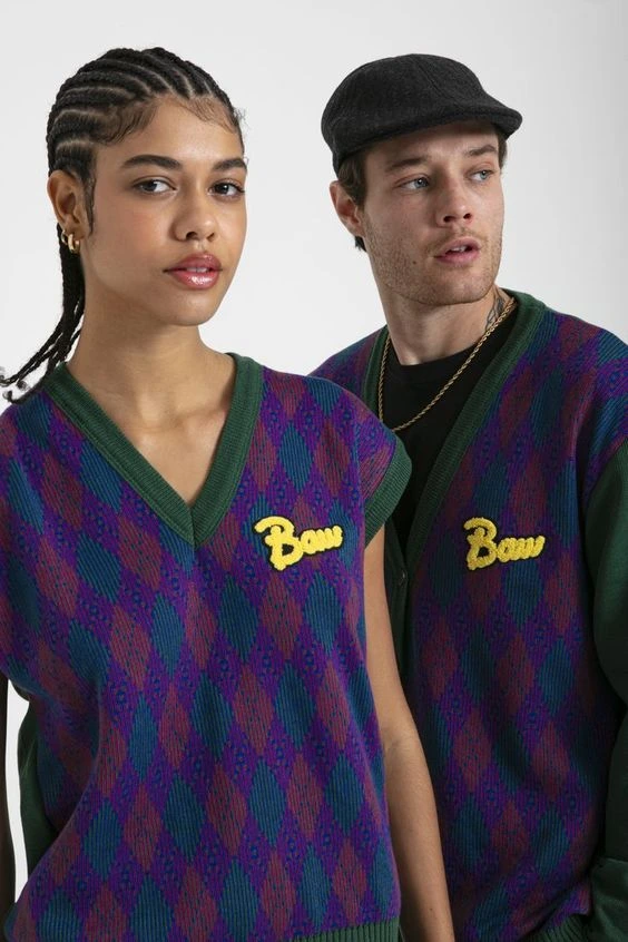dois modelos com pullôvers coloridos da baw em look com sobreposição streetwear