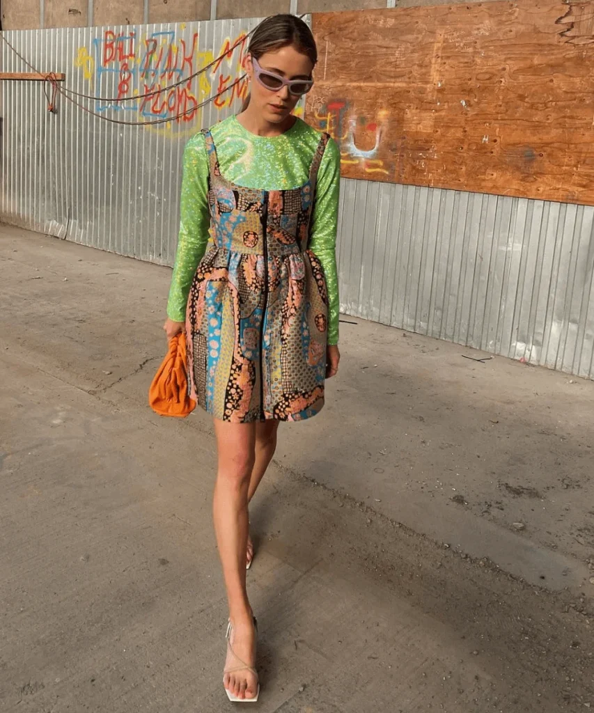 modelo usando vestido estampado com blusa manga longa estampada