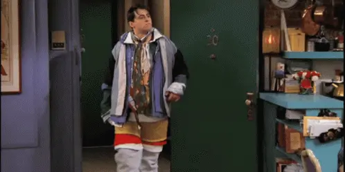 Rapaz cheio de roupas em seriado