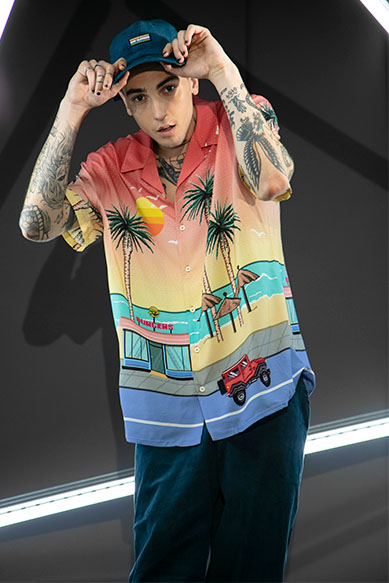 modelo com boné dad e camisa praiana