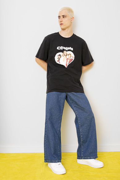 Modelo com camisa oversized e calça jeans