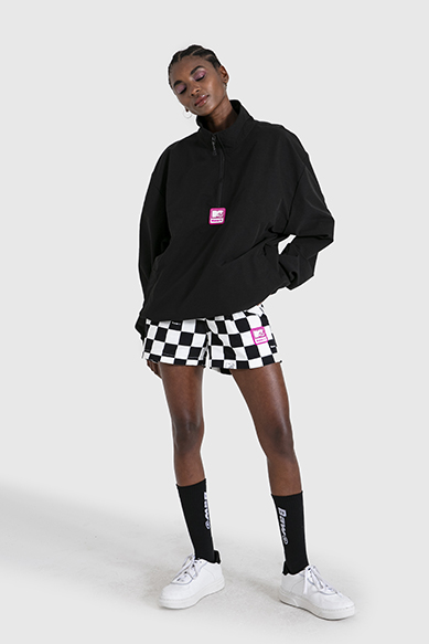Modelo utilizando roupa casual com estampa xadrez
