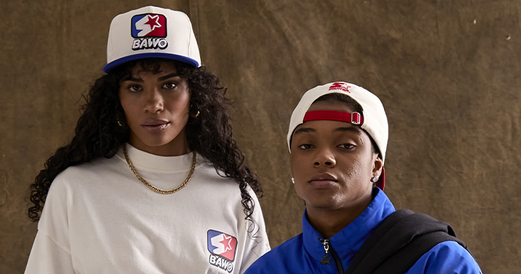 Modelos usando roupas e bonés da marca BAW