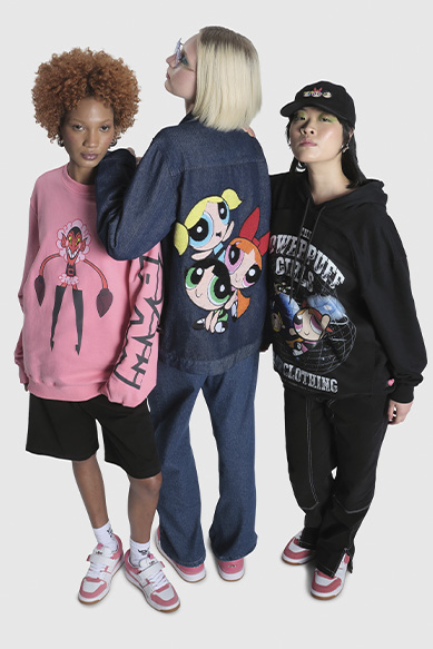 Três jovens usando roupas estilizadas e divertidas.