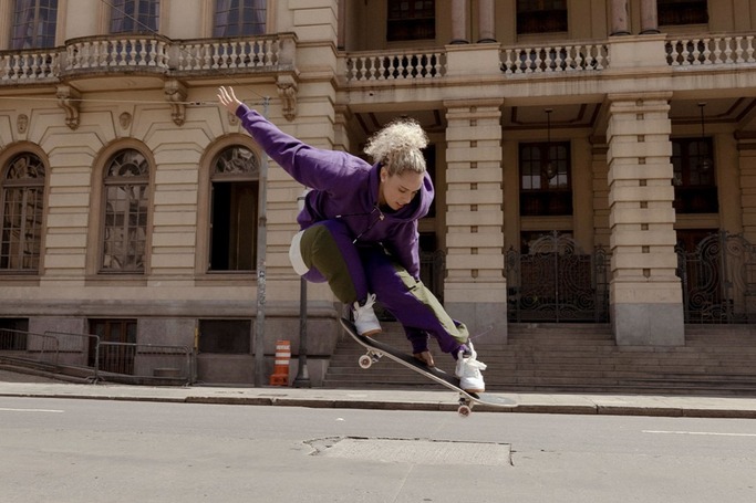 moça pulando com skate