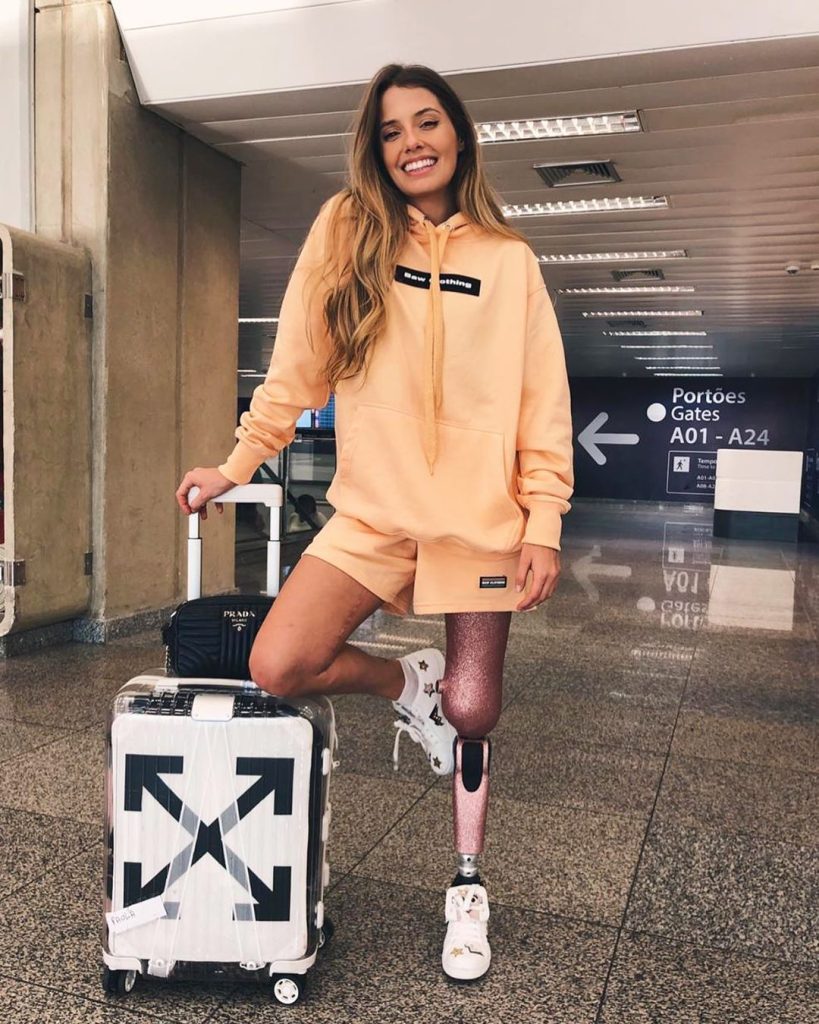 Paola Antonini usando roupa da baw