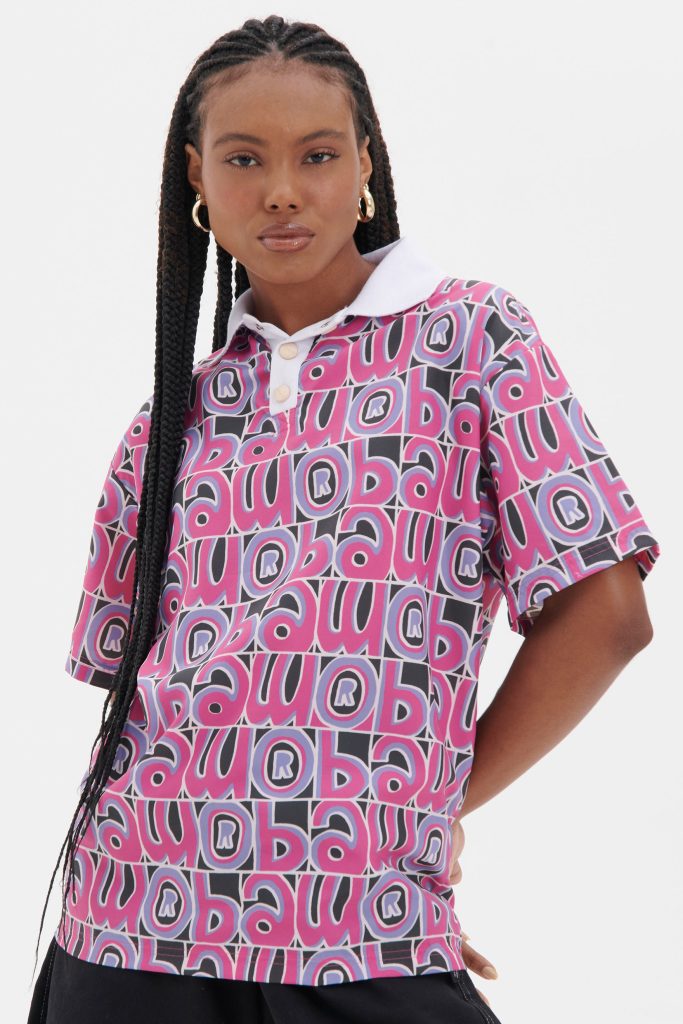 Camisa polo feminina com estampa colorida e moderna.