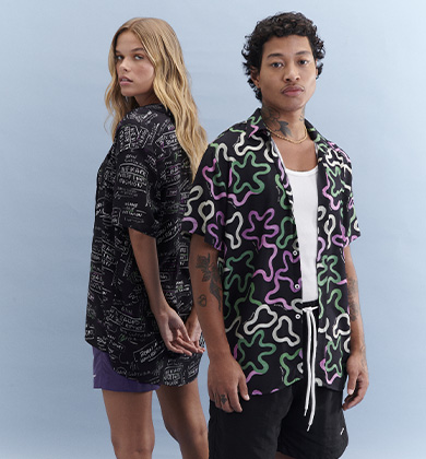 Casal com camisas estampadas em fundo claro