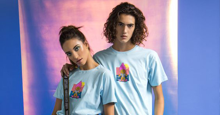 Casal usando camisetas azuis com gráfico colorido.