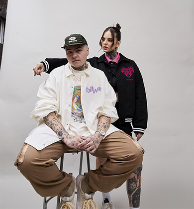 Casal estiloso em roupas urbanas e tatuagens