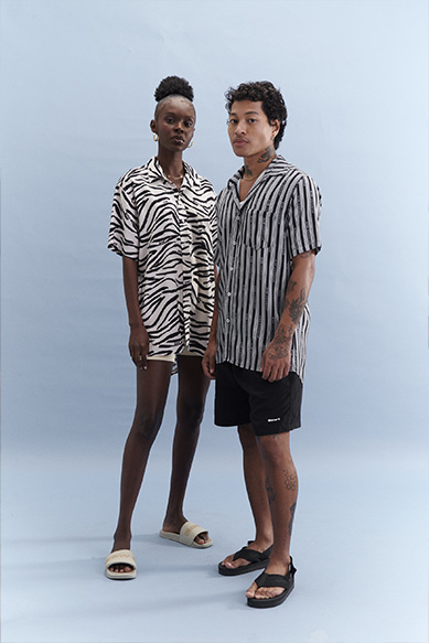 Casal usando roupas de verão em fundo azul