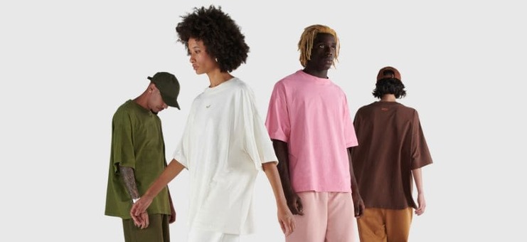 Grupo diversificado usando camisetas estilosas