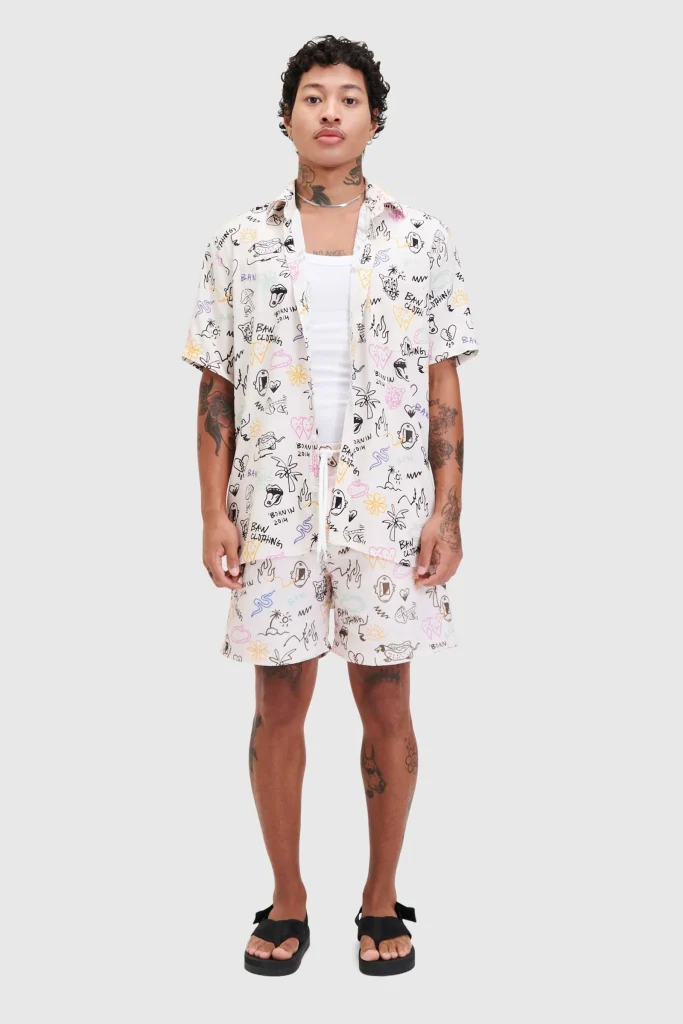 Homem usando camisa e short estampados coloridos