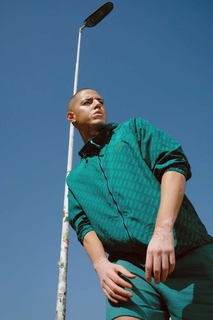 Homem em roupas esportivas sob um céu azul
