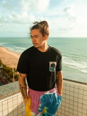 Whindersson Nunes usando roupa da Baw