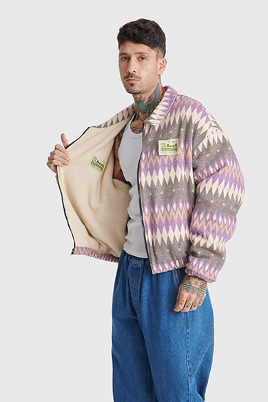 Homem usando jaqueta colorida com estampa de losangos
