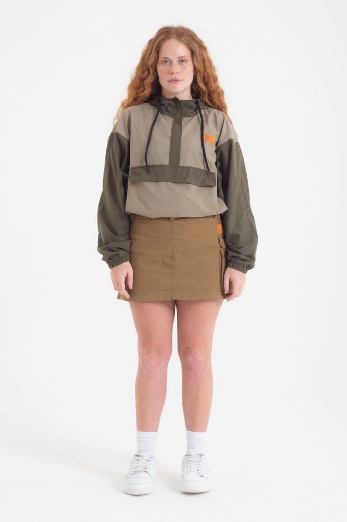 Jovem com blusa e saia em estilo moderno
