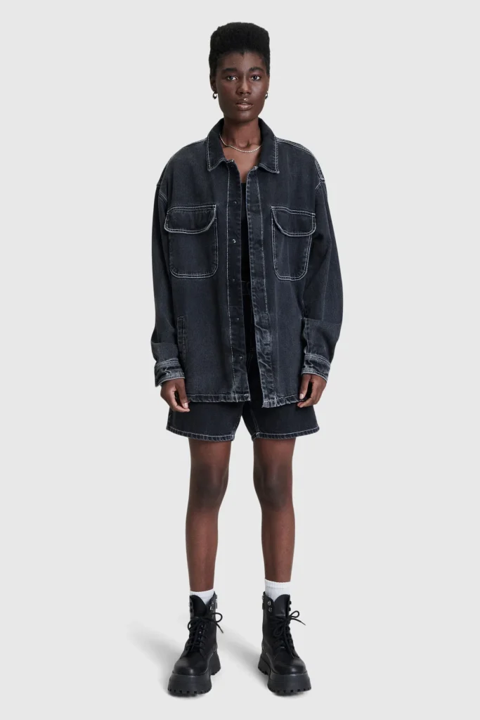 Jovem com jaqueta jeans e shorts estampados