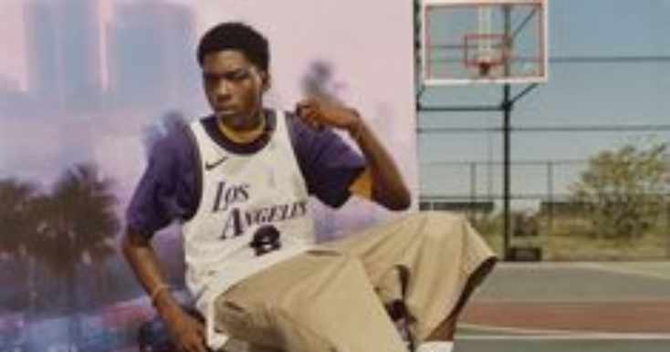 Jovem jogador de basquete em quadra com roupa estilosa